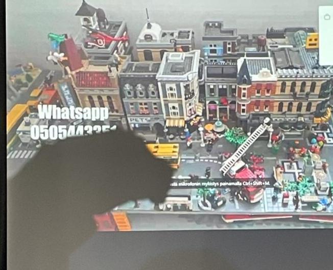 dinosauruksen varjo legokaupungin yllä