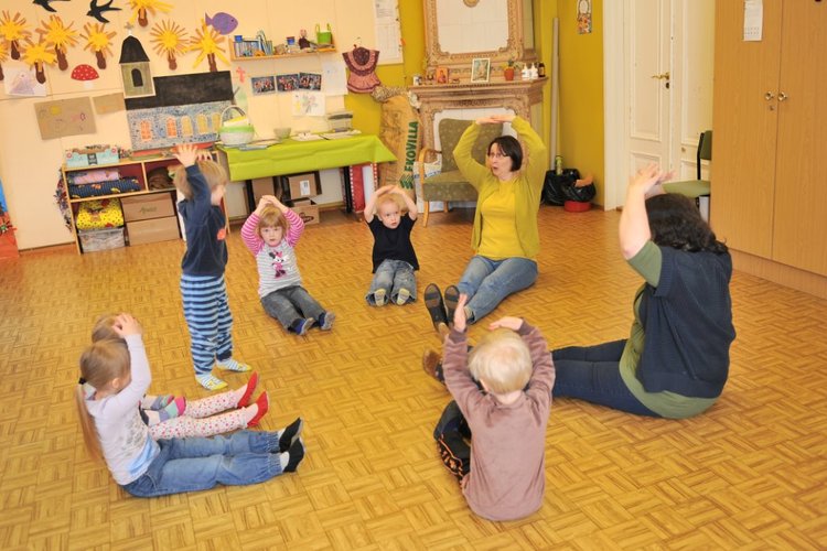 Leikkihetki päiväkerhossa