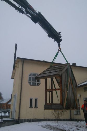 Seimi nostetaan seurakuntatalon eteen.