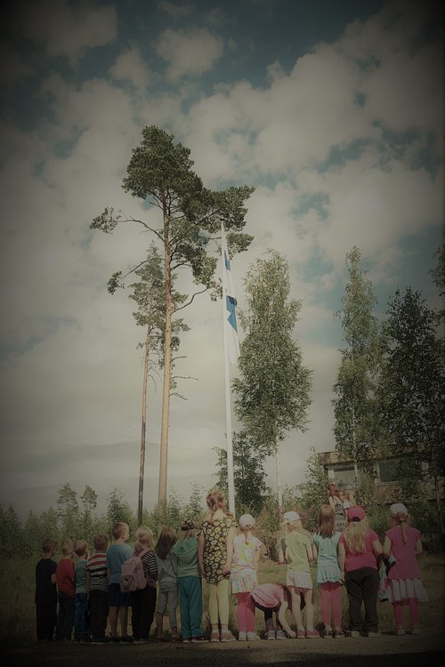 Leirillä lipunnostossa.