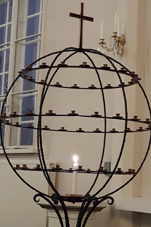 Lähetystyötä voi tukea myös sytyttämällä kynttilän lähetyskynttelikköön.