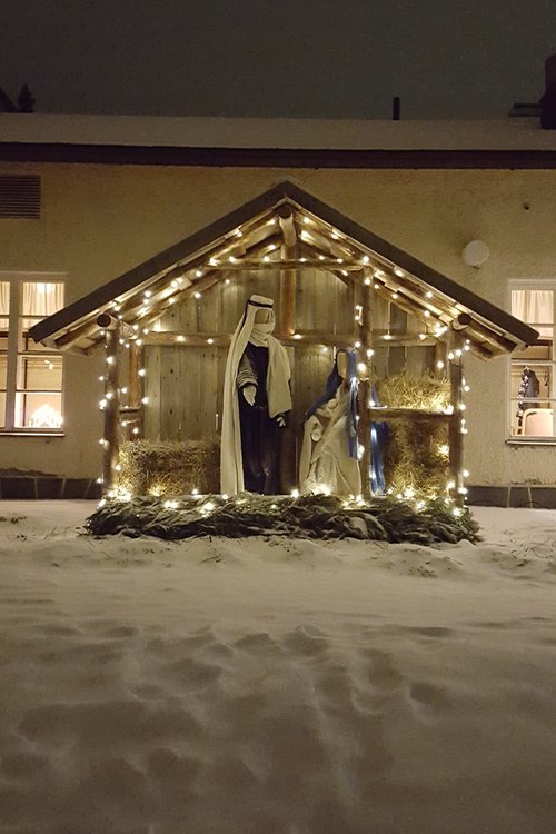 Jouluseimi löytyy seurakuntatalon edestä.